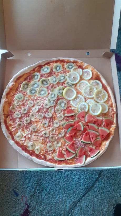 Пицца с фруктами.
