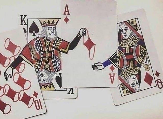 Карточный король передаёт даме бубну.