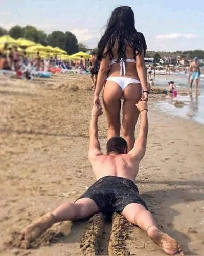 Фото стояк на пляже с очень сексуальной девушкой.