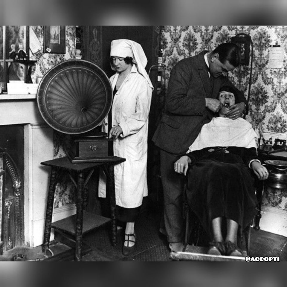Помощница стоматолога заводит граммофон, чтобы отвлечь пациента от боли. 1922 г.