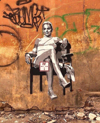 Граффити с изображением Шерон Стоун, кадр из фильма «Основной инстинкт», где она там ногу ещё так поднимает.