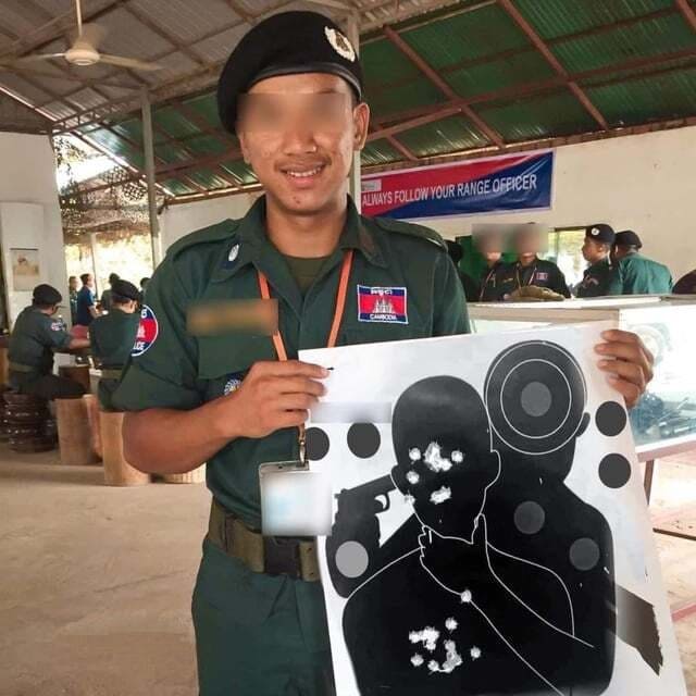 Результативная тренировка по стрельбе из табельного оружия камбоджийского полицейского.
