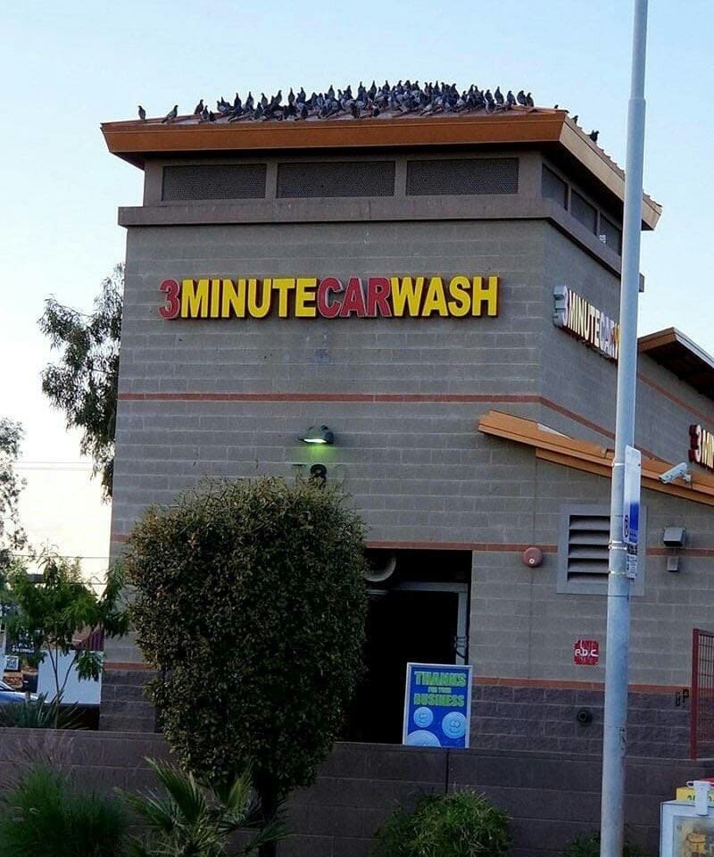 Надпись на здании: 3 Minute car wash *Мойка машины за 3 минуты*