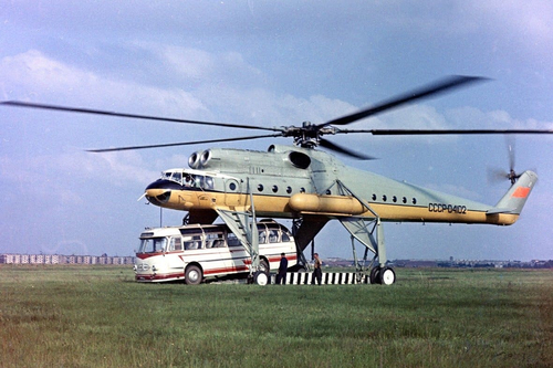 Редкая фотография советского вертолета, насилующего маленький автобус.