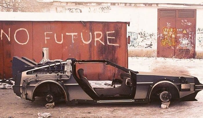 *No future* (Разобранный DeLorean DMC-12)