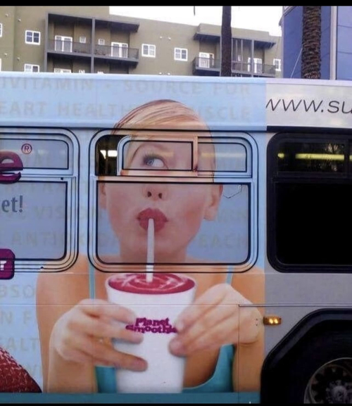 *Забавная реклама на автобусе*