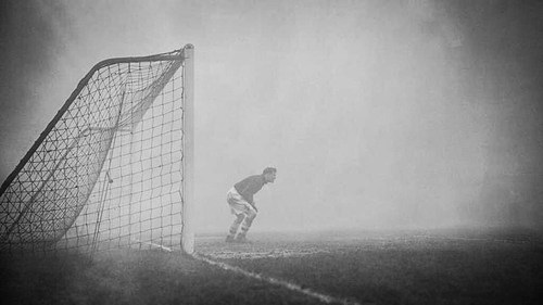 1937 год. Вратарь Сэм Бартрэм стоит на последнем рубеже, не подозревая, что игру остановили 15 минут назад из-за тумана.