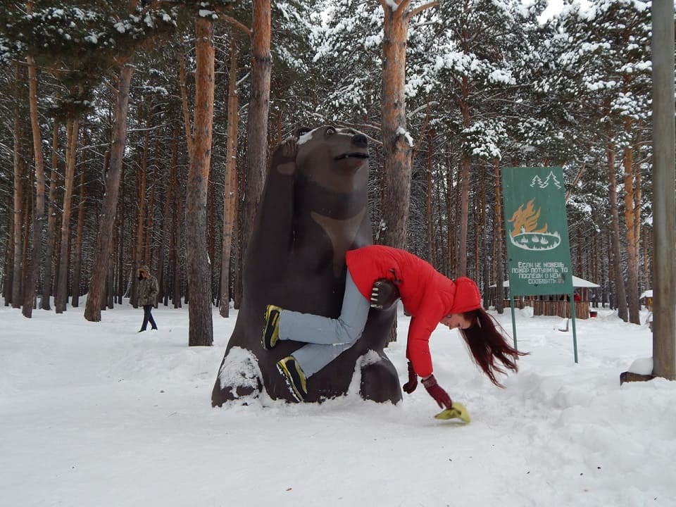 *Когда ты симпатичная девушка и тебя поймал медведь*