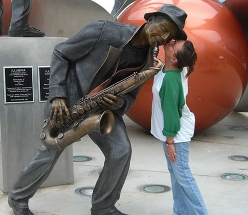 *Девушка целует в щёчку памятник саксофонисту*