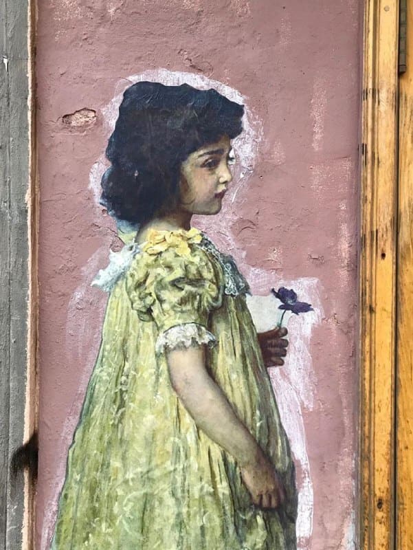 Уличный арт: *Девочка с цветком*