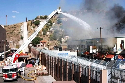 *Пожарный из Аризоны помогает тушить пожар в Мексике, 2012 год*