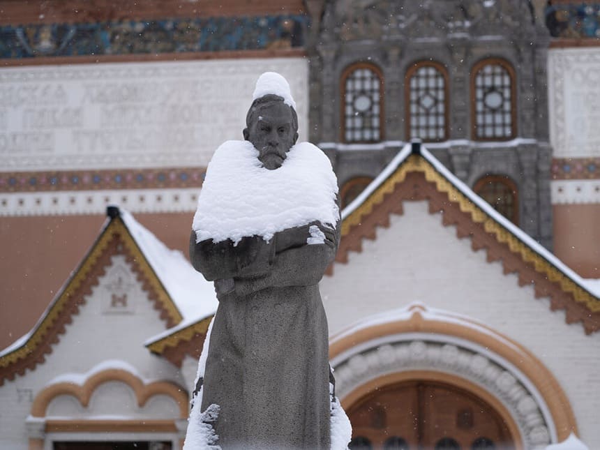 *Памятник под снегом*