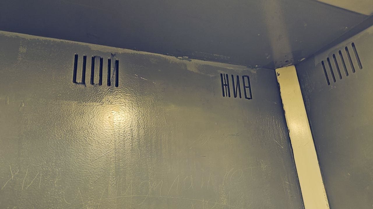 Санкт Петербург. Лифт. Надпись: «ЦОЙ ЖИВ»