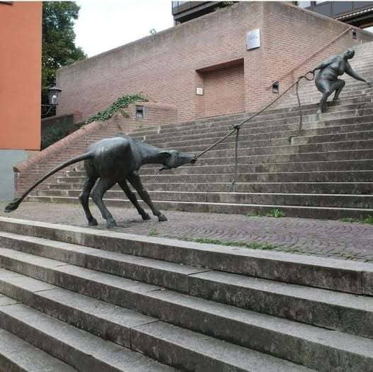 *Памятник посвящённый упрямству и упорству*