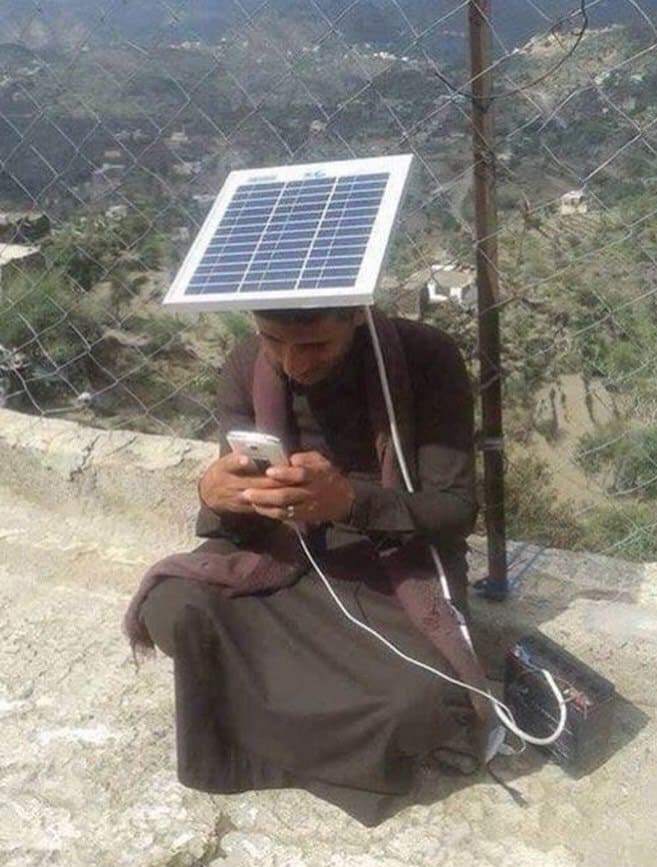 *Подзарядка смартфона от солнечной батареи*