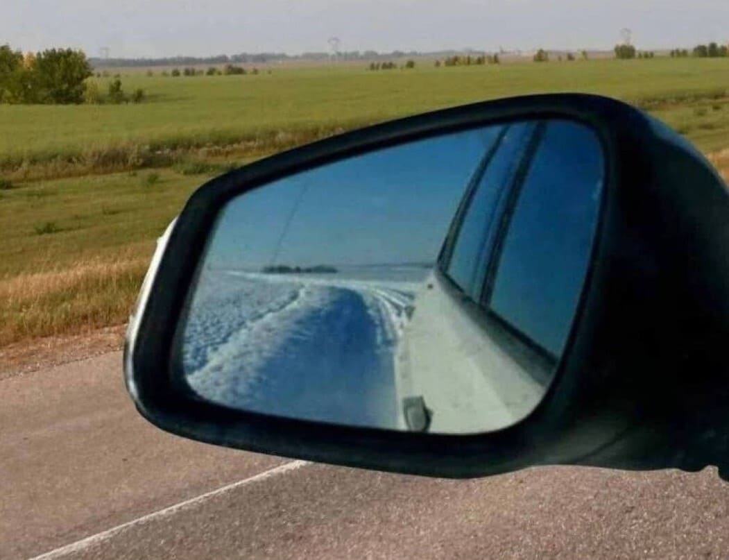 *Объекты в зеркале ближе, чем кажутся на первый взгляд*