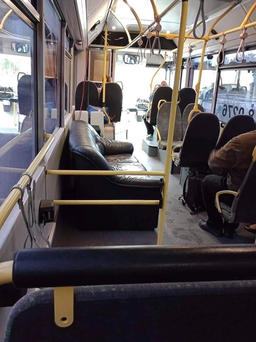 *Диван в автобусе*