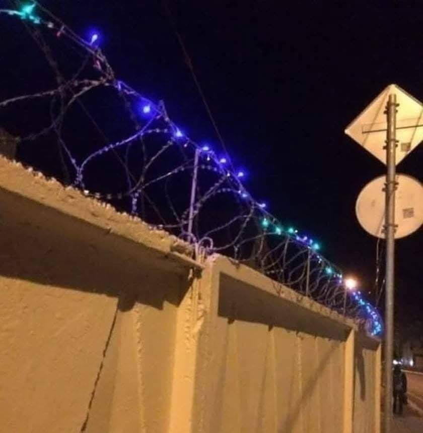 *Колючая проволока с гирляндами*
*Тюрьма в Бургасе, Болгария*