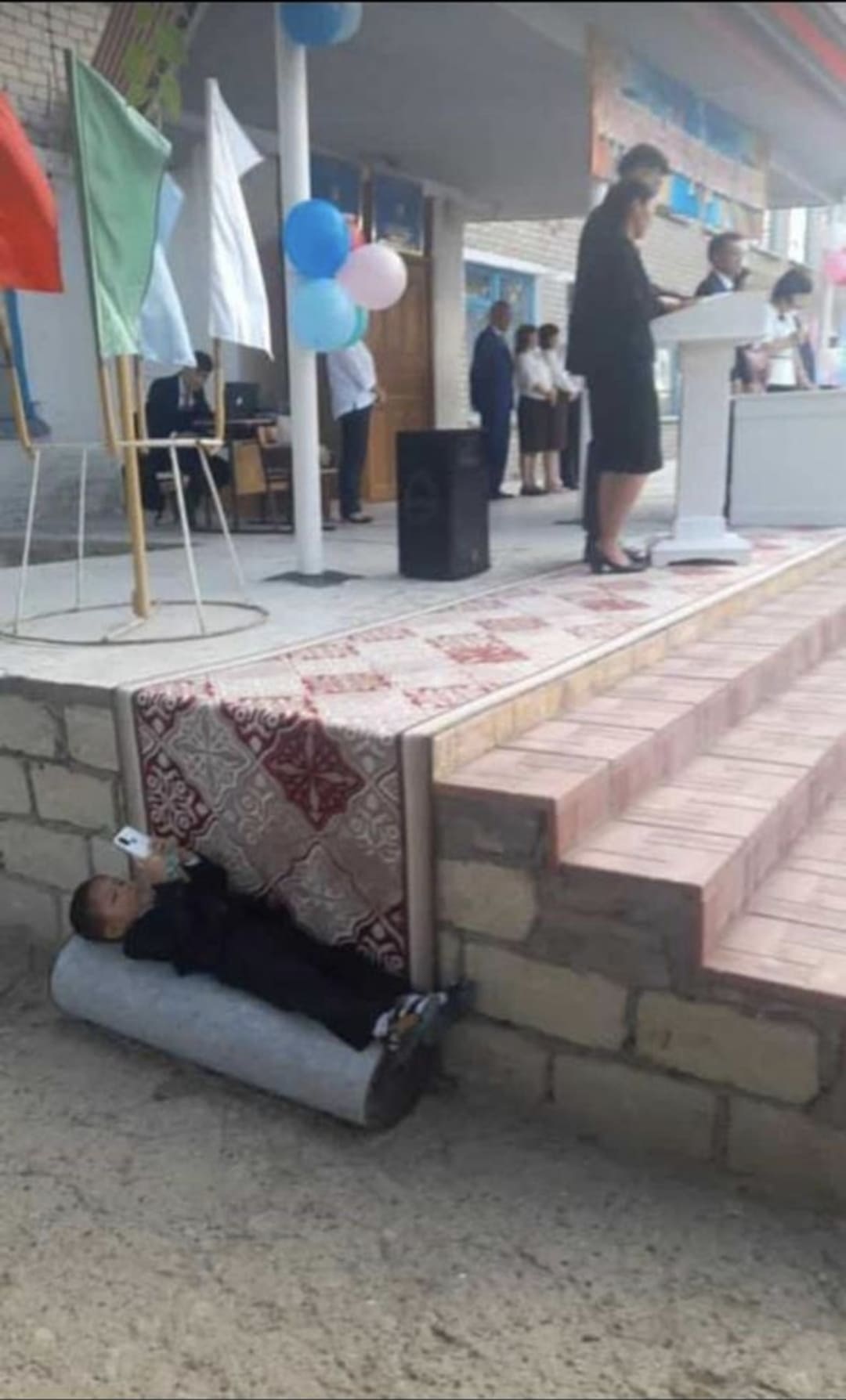 *Спрятался на школьной линейке*