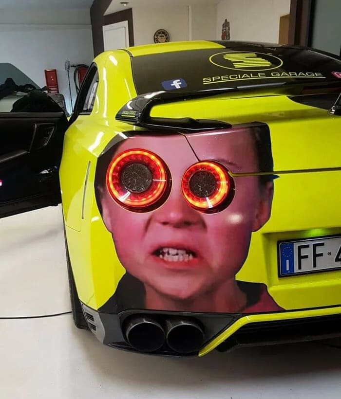 *Чё пыришься?!*