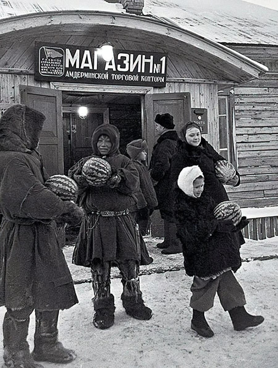 *Чукчи и арбузы*
СССР, Ненецкий автономный округ, поселок Амдерма, 1952 год.