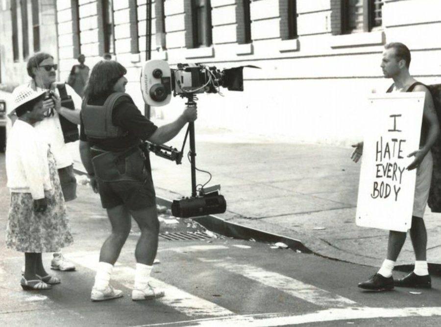 Раритетные кадры со съёмок и премьер фильмов (и сериалов) промо-материалы, архивные фотографии звёзд.
Брюс Уиллис на закулисном фото со съёмок боевика «Крепкий орешек 3: Возмездие» (1995). Всем известная коварная надпись на нагрудном плакате Джона МакКлейна была добавлена в итоговую версию фильма с помощью компьютерной графики.