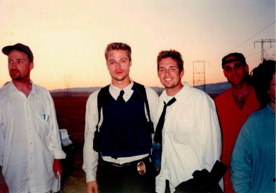 Раритетные кадры со съёмок и премьер фильмов (и сериалов) промо-материалы, архивные фотографии звёзд.
Закулисное фото со съёмочной площадки культового детективного триллера «Семь» (1995). Концовку с «сюрпризом» в коробке удалось воплотить благодаря Брэду Питту, подписанному на одну из главных ролей. Продюсеры студии настаивали на изменении сценария, чтобы не заканчивать фильм на столь мрачной ноте, тогда Питт начал угрожать увольнением, и всё оставили так, как изначально было задумано.