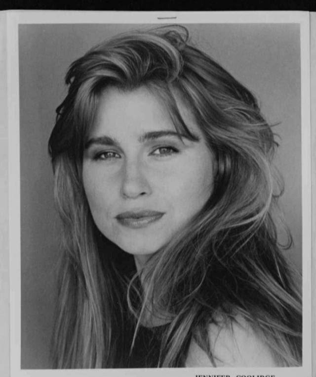 Раритетные кадры со съёмок и премьер фильмов (и сериалов) промо-материалы, архивные фотографии звёзд.
Фото актрисы Дженнифер Кулидж из её портфолио (начало 90-х). Актриса начинала с эпизодических ролей в популярных ситкомах: «Сайндфелд», «Фрейзер», «Друзья» и с фильмов непонятной категории. Первую значимую роль она исполнила в комедии «Хлопушка и вонючки» (1996). А затем был культовый «Американский пирог» (1999) — благодаря её роли мамы Стифлера в обиход населения нашей планеты навсегда вошло слово «милфа».