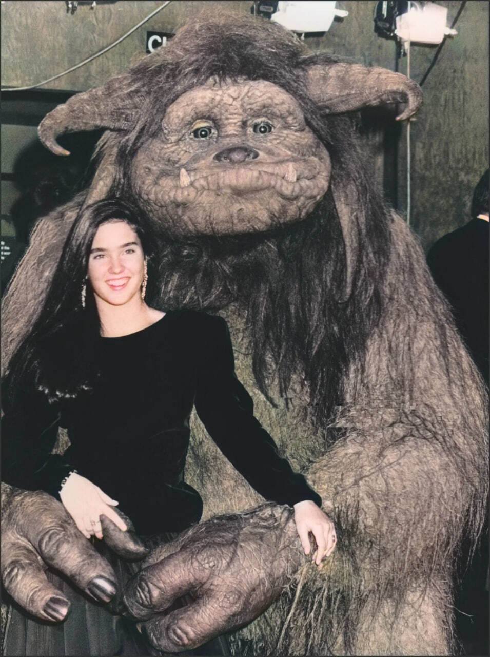 Раритетные кадры со съёмок и премьер фильмов (и сериалов) промо-материалы, архивные фотографии звёзд.
Юная Дженнифер Коннелли позирует для промо-фото к премьере фильма «Лабиринт» (1986). Коннелли была отобрана на открытом кастинге. Первоначально нужную актрису искали среди девушек 18-19 лет, но ни одна кандидатура не устроила жюри. Тогда возрастная планка была снижена на 2-3 года, и выбор пал на Коннелли – постановщик Джим Хенсон впоследствии утверждал, что сделал свой выбор, едва девушка переступила порог.