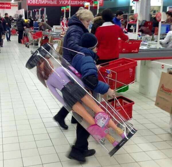 *Парень с ростовой куклой*