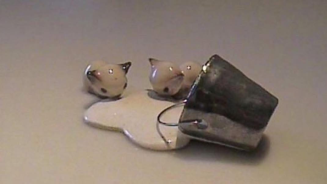 *Фарфоровые котята пьют молоко*