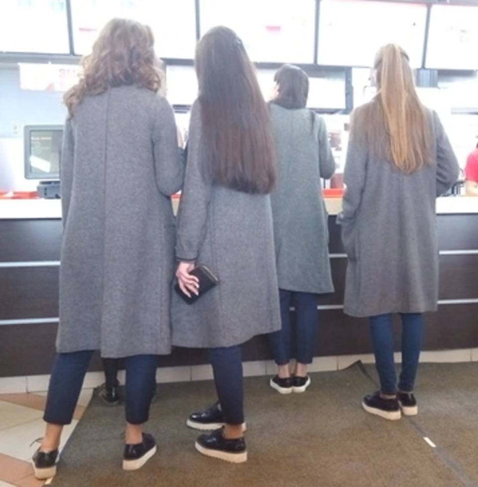 *Одинаковая женская одежда (женская мода)*