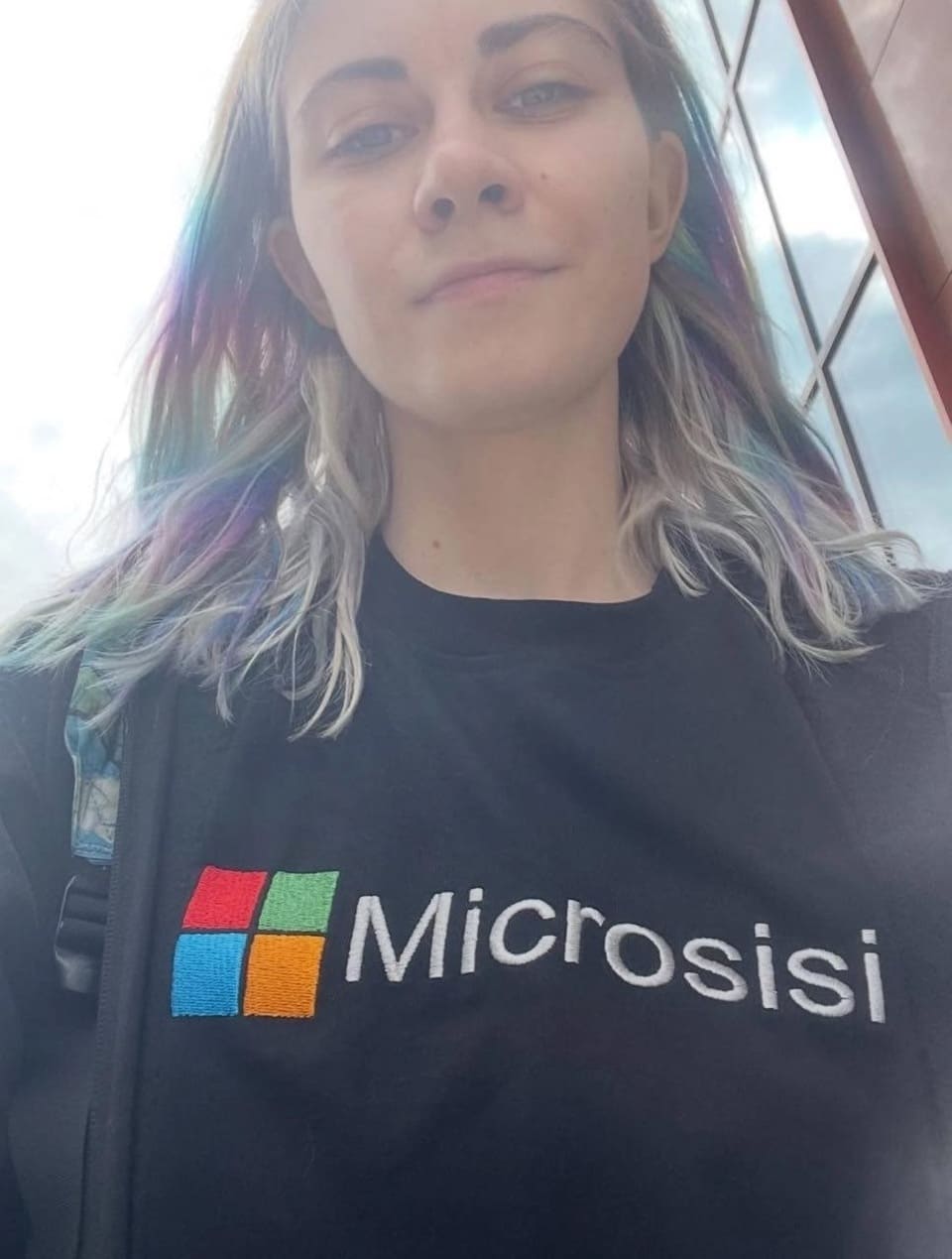 Симпатичная девушка в майке (футболке) с надписью: «Micrisisi»