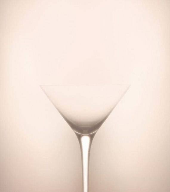 *Бокал напоминающий очертания женского тела*