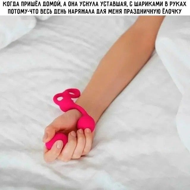 *КОГДА ПРИШЁЛ ДОМОЙ, А ОНА УСНУЛА УСТАВШАЯ С ШАРИКАМИ В РУКАХ ПОТОМУ ЧТО ВЕСЬ ДЕНЬ НАРЯЖАЛА ДЛЯ МЕНЯ ПРАЗДНИЧНУЮ ЁЛОЧКУ*