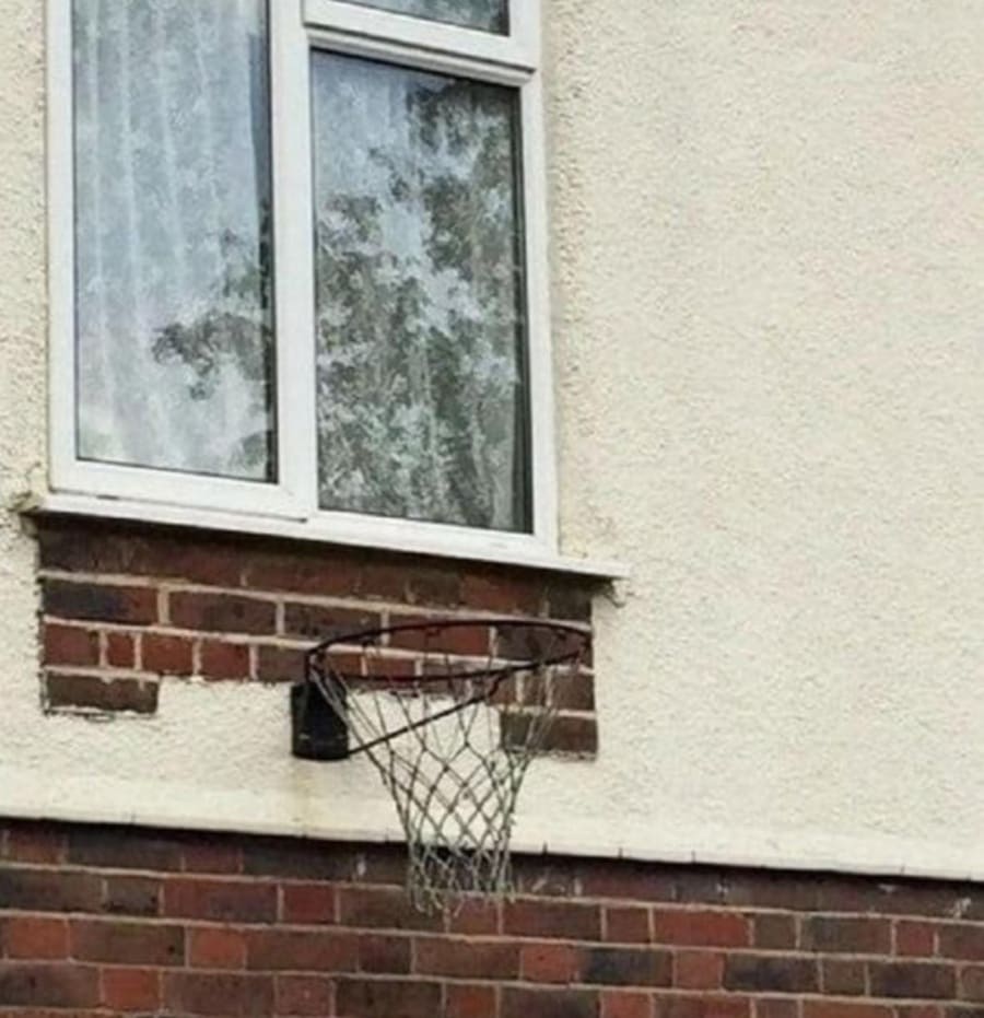 *Баскетбольное кольцо под окном*