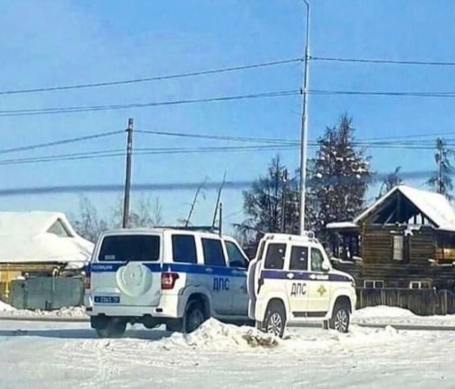 *Машина ДПС в засаде*