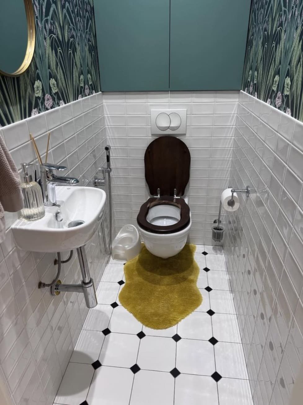 *В дизайне туалета всё должно быть продумано до мелочей*