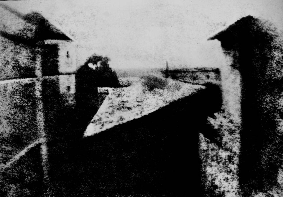 «Вид из окна в Ле Гра» (фр. Point de vue du Gras) — первая из дошедших до наших дней гелиогравюр. Считается первой в мире фотографией, снятой с натуры. Создана французским изобретателем Жозефом Нисефором Ньепсом в 1826 (по другим данным — в 1827) году на пластинке, покрытой слоем битума.

Съёмка длилась около 8 часов. Оригинал хранится в Гарвардском университете.