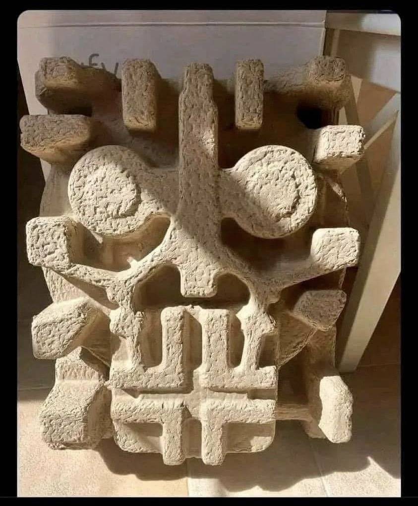 *Эта упаковка от робота-пылесоса выглядит так, будто охраняет древний храм*