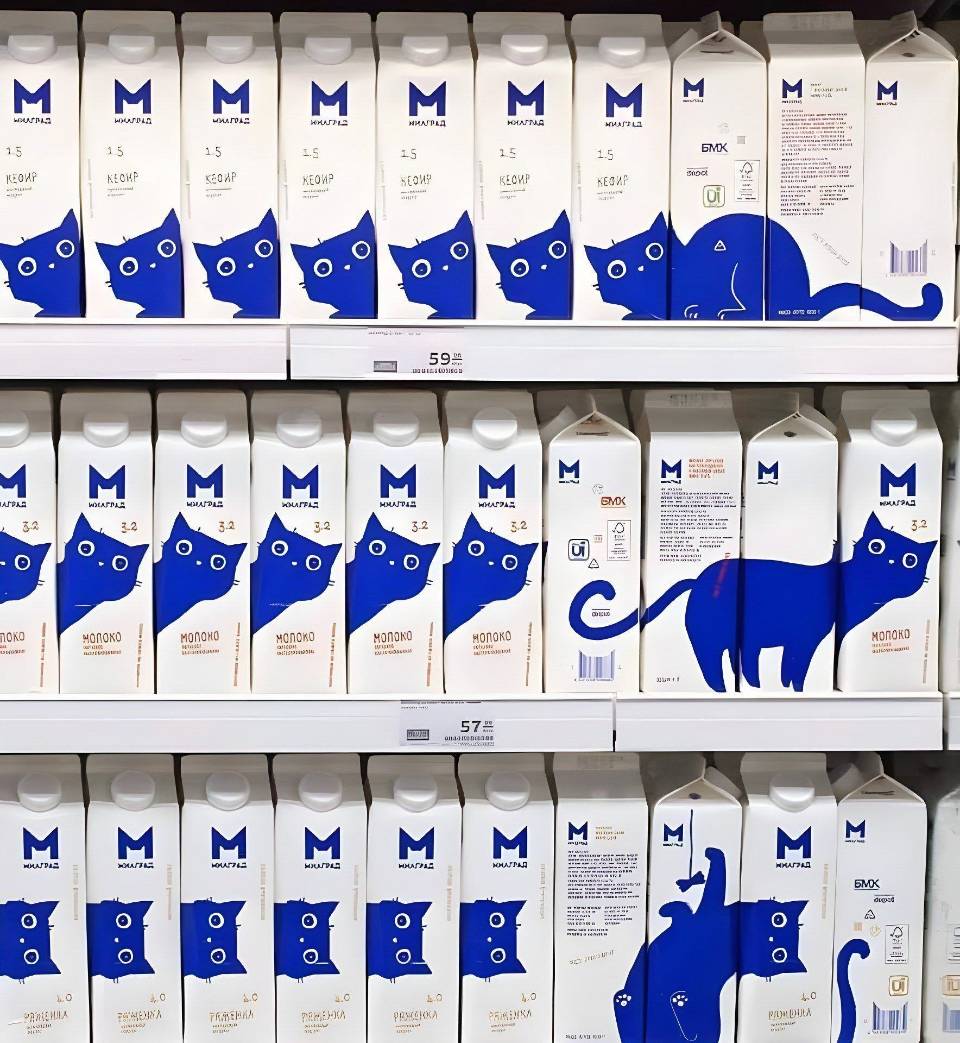 *Молоко котик в магазине*
