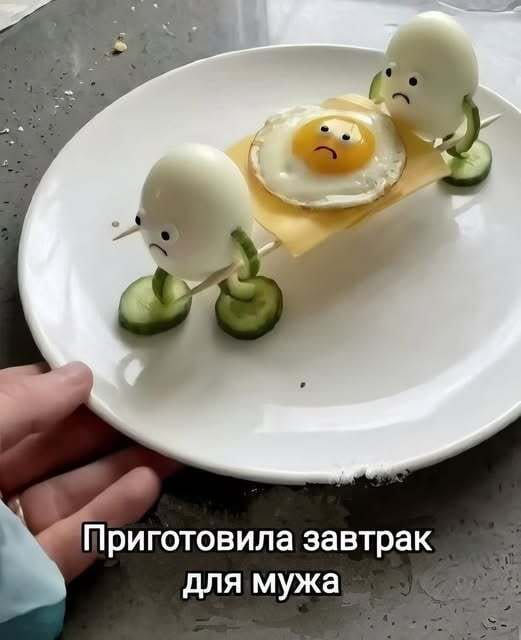 Приготовила завтрак для мужа <br /><br /> Описание картинки: <br /> На столе завтрак: тарелка с едой, кружка с кофе, атмосфера домашнего утра.